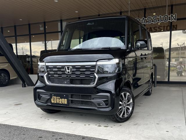 Ｎ－ＢＯＸカスタム ベースグレード　届出済未使用車　片側電動スライドドア　スマートキー　衝突被害軽減ブレーキ　電動格納ドアミラー　ＬＥＤヘッドライト　シートヒーター　バックカメラ　アルミホイール　ベンチシート　コーナーセンサー（4枚目）