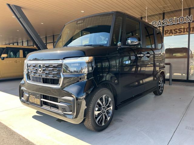 Ｎ－ＢＯＸカスタム ベースグレード　届出済未使用車　片側電動スライドドア　スマートキー　衝突被害軽減ブレーキ　電動格納ドアミラー　ＬＥＤヘッドライト　シートヒーター　バックカメラ　アルミホイール　ベンチシート　コーナーセンサー（5枚目）