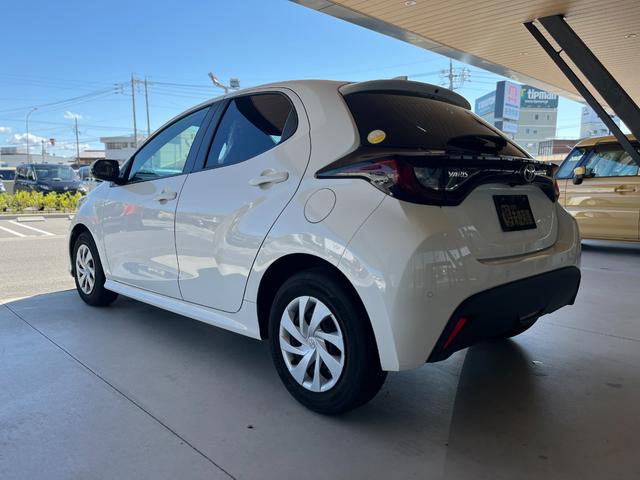 ヤリス X 車検2年 衝突被害軽減ブレーキ コーナーセンサー スマートキー LEDヘッドライト ディスプレイオーディオ バックカメラ ETC 電動格納ドアミラー マニュアルエアコン パワーウインドウ(10枚目)