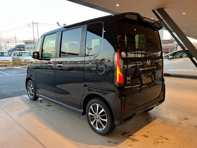 N-BOXカスタム ベースグレード 届出済未使用車 片側電動スライドドア スマートキー 衝突被害軽減ブレーキ 電動格納ドアミラー LEDヘッドライト シートヒーター バックカメラ アルミホイール ベンチシート コーナーセンサー(10枚目)