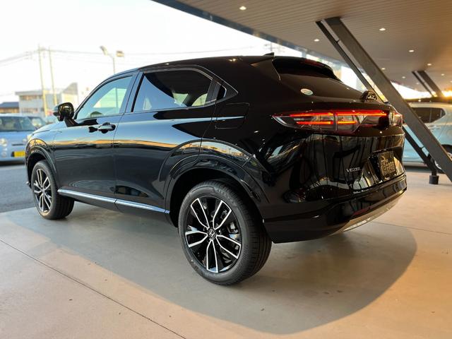 ヴェゼル ｅ：ＨＥＶ　Ｚ　登録済未使用車　衝突被害軽減ブレーキ　コーナーセンサー　スマートキー　アダクティブクルーズコントロール　ＬＥＤヘッドライト　電動リアゲート　アルミホイール　シートヒーター　横滑り防止機能　電格ミラー（10枚目）