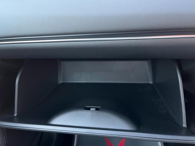 ヴェゼル ｅ：ＨＥＶ　Ｚ　登録済未使用車　衝突被害軽減ブレーキ　コーナーセンサー　スマートキー　アダクティブクルーズコントロール　ＬＥＤヘッドライト　電動リアゲート　アルミホイール　シートヒーター　横滑り防止機能　電格ミラー（21枚目）