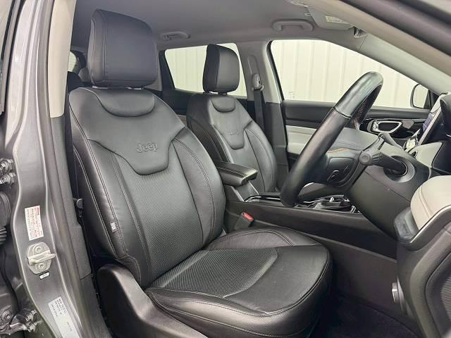 【レザーシート】ならではの高級感あふれる内装がこたわりのアイテム。見た目の高級感とより上質な座り心地をお楽しみください。