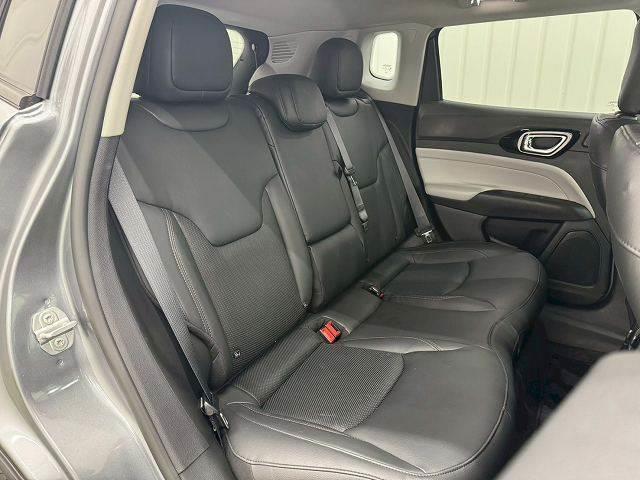 セカンドシートはくつろぎの空間。大人二人が乗っても十分なスペースです。