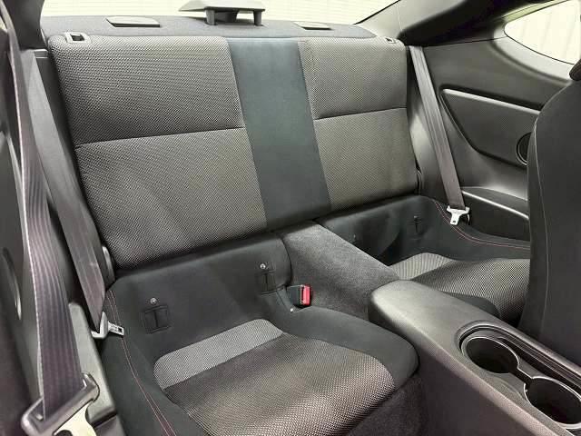 �Z�J���h�V�[�g�͂��났�̋�ԁB��l��l������Ă��\���ȃX�y�[�X�ł��B