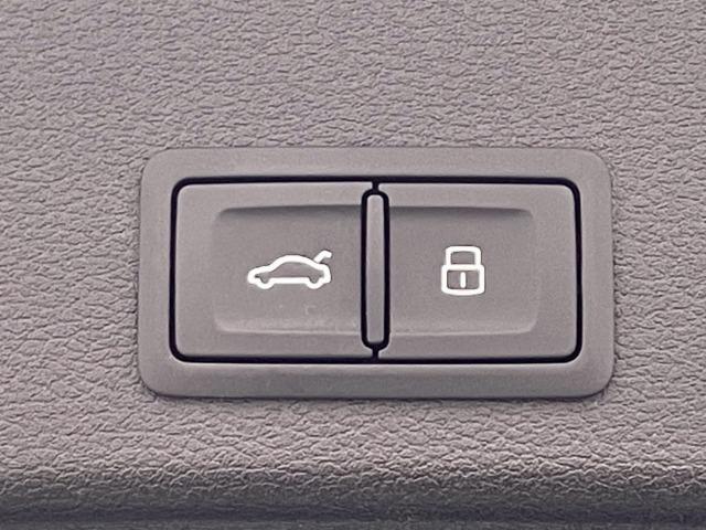 Ａ４アバント ３５ＴＦＳＩ　Ｓライン　ＳラインプラスＰＫＧ／マトリクスＬＥＤヘッドライト／アシスタンスＰＫＧ／ワイヤレス充電／シートヒーター／シートメモリ／ＡｐｐｌｅＣａｒＰｌａｙ／ＥＴＣ／電動リアゲート／パドルシフト／レーダークルーズ（39枚目）