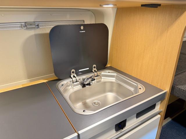 ハイエースバン 　トイファクトリー　バレイア　家庭用エアコン　ＦＦヒーター　冷蔵庫　電子レンジ　１５００Ｗインバーター　ＭＡＸファン　シンク　外部電源　アルパイン１１インチ　デジタルインナーミラー　セーフティセンス（18枚目）