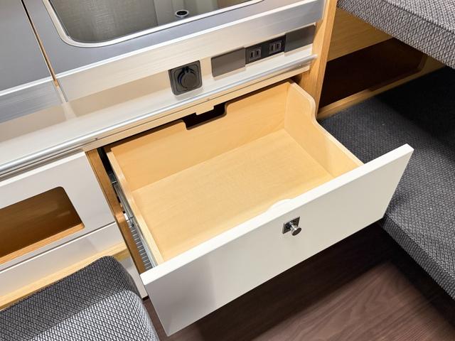 ハイエースバン 　トイファクトリー　バレイア　家庭用エアコン　ＦＦヒーター　冷蔵庫　電子レンジ　１５００Ｗインバーター　ＭＡＸファン　シンク　外部電源　アルパイン１１インチ　デジタルインナーミラー　セーフティセンス（30枚目）