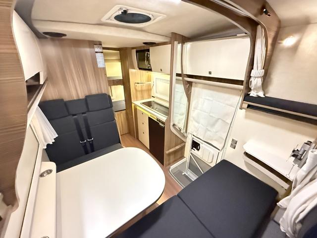 カムロード 　バンテック　ジル５２０　４ＷＤ　ダブルタイヤ　ディーゼル　家庭用エアコン　ＦＦヒーター　ソーラーパネル　温水　シャワー　ソーラーパネル　冷蔵庫　電子レンジ　ＭＡＸファン　２口コンロ　トイレ　安全機能（8枚目）