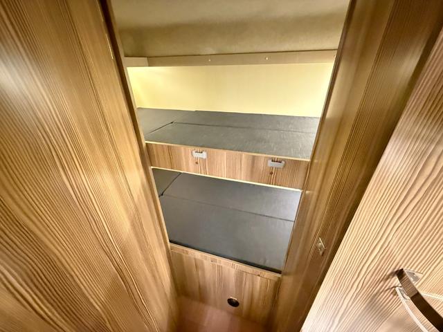 カムロード 　バンテック　ジル５２０　４ＷＤ　ダブルタイヤ　ディーゼル　家庭用エアコン　ＦＦヒーター　ソーラーパネル　温水　シャワー　ソーラーパネル　冷蔵庫　電子レンジ　ＭＡＸファン　２口コンロ　トイレ　安全機能（14枚目）