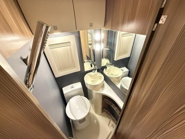 カムロード 　バンテック　ジル５２０　４ＷＤ　ダブルタイヤ　ディーゼル　家庭用エアコン　ＦＦヒーター　ソーラーパネル　温水　シャワー　ソーラーパネル　冷蔵庫　電子レンジ　ＭＡＸファン　２口コンロ　トイレ　安全機能（18枚目）