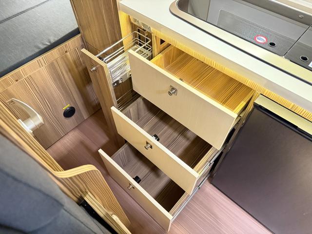 カムロード 　バンテック　ジル５２０　４ＷＤ　ダブルタイヤ　ディーゼル　家庭用エアコン　ＦＦヒーター　ソーラーパネル　温水　シャワー　ソーラーパネル　冷蔵庫　電子レンジ　ＭＡＸファン　２口コンロ　トイレ　安全機能（28枚目）