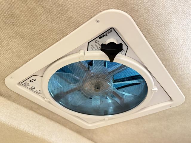 カムロード 　バンテック　ジル５２０　４ＷＤ　ダブルタイヤ　ディーゼル　家庭用エアコン　ＦＦヒーター　ソーラーパネル　温水　シャワー　ソーラーパネル　冷蔵庫　電子レンジ　ＭＡＸファン　２口コンロ　トイレ　安全機能（30枚目）