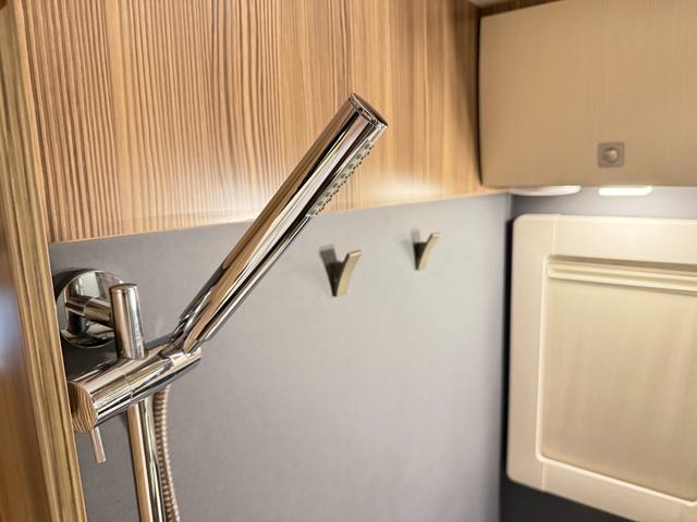 カムロード 　バンテック　ジル５２０　４ＷＤ　ダブルタイヤ　ディーゼル　家庭用エアコン　ＦＦヒーター　ソーラーパネル　温水　シャワー　ソーラーパネル　冷蔵庫　電子レンジ　ＭＡＸファン　２口コンロ　トイレ　安全機能（34枚目）