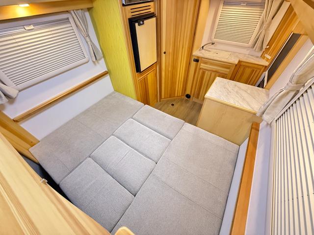 ＮＶ２００バネットバン 　ＡｔｏＺ　アルファ　ＦＦヒーター　テレビ　冷蔵庫　シンク　電子レンジ　マルチルーム　サイドオーニング　サブバッテリー走行充電　外部充電　給排水ポリタンク　ナビ　ＥＴＣ　ドラレコ　バックカメラ（4枚目）