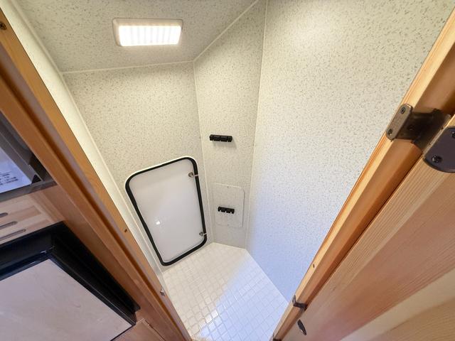 ＮＶ２００バネットバン 　ＡｔｏＺ　アルファ　ＦＦヒーター　テレビ　冷蔵庫　シンク　電子レンジ　マルチルーム　サイドオーニング　サブバッテリー走行充電　外部充電　給排水ポリタンク　ナビ　ＥＴＣ　ドラレコ　バックカメラ（16枚目）