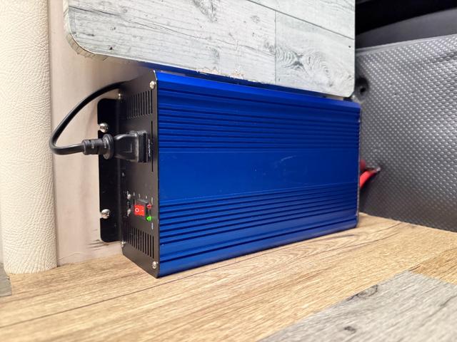 ハイエースバン セキソーボディ トム200L 家庭用エアコン ソーラーパネル FFヒーター 冷蔵庫 インバーター MAXファン シャワー 後席テレビ ツインサブバッテリー 外部電源 サイドオーニング TOM200L(22枚目)