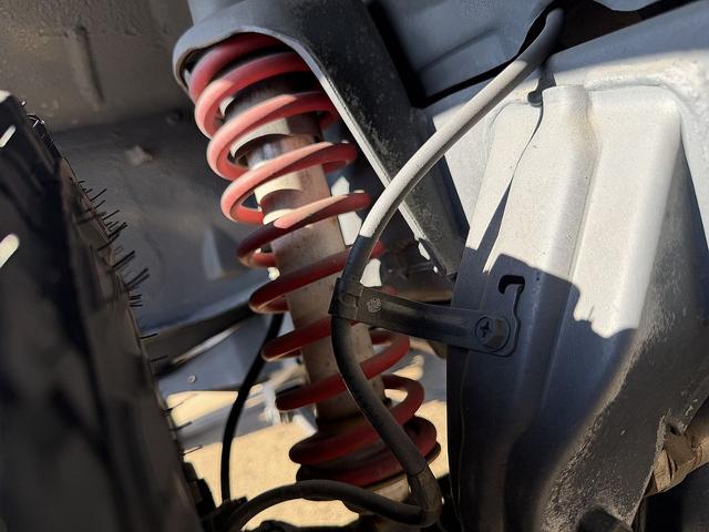 ジムニー ワイルドウインド　リフトアップ　パイプバンパー　カスタムペイント　調整式ラテラルロッド　ＨＫＳマフラー　ＨＫＳエアクリーナー　丸型テールランプ　タンクガード　新タイヤ（7枚目）