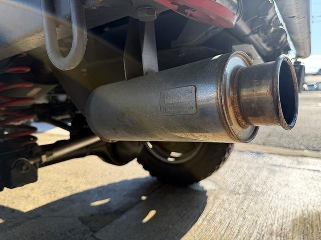 ジムニー ワイルドウインド　リフトアップ　パイプバンパー　カスタムペイント　調整式ラテラルロッド　ＨＫＳマフラー　ＨＫＳエアクリーナー　丸型テールランプ　タンクガード　新タイヤ（11枚目）