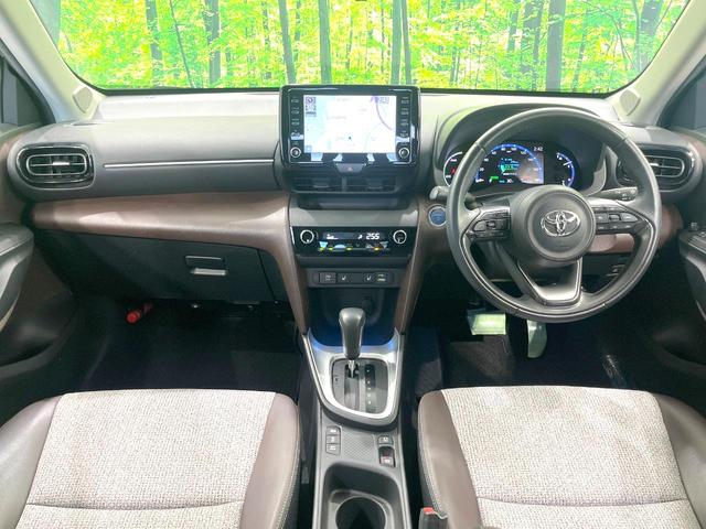 ヤリスクロス ハイブリッドＺ　純正８型ディスプレイオーディオ　ナビキット　全周囲カメラ　セーフティセンス　レーダークルーズ　禁煙車　２トーンカラー　ハーフレザーシート　パワーシート　ドラレコ　コーナーセンサー　ＬＥＤヘッド　ＥＴＣ（2枚目）