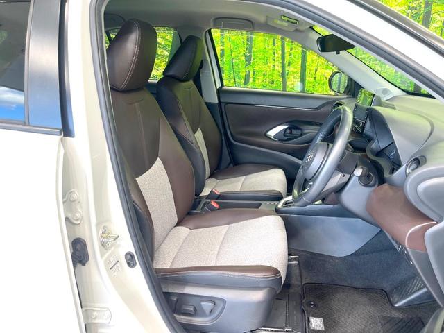 ヤリスクロス ハイブリッドＺ　純正８型ディスプレイオーディオ　ナビキット　全周囲カメラ　セーフティセンス　レーダークルーズ　禁煙車　２トーンカラー　ハーフレザーシート　パワーシート　ドラレコ　コーナーセンサー　ＬＥＤヘッド　ＥＴＣ（8枚目）