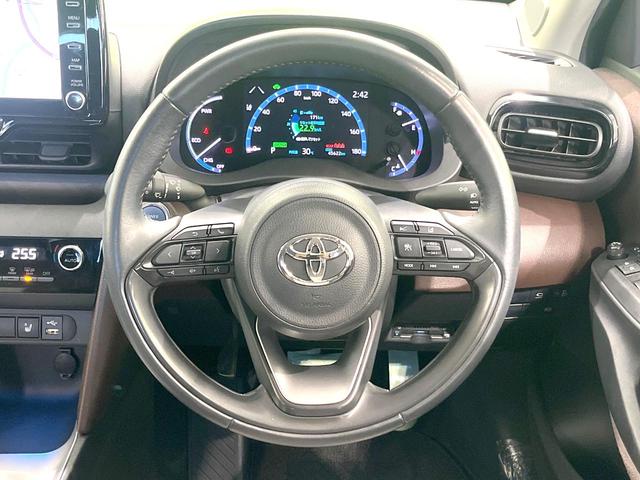 ヤリスクロス ハイブリッドＺ　純正８型ディスプレイオーディオ　ナビキット　全周囲カメラ　セーフティセンス　レーダークルーズ　禁煙車　２トーンカラー　ハーフレザーシート　パワーシート　ドラレコ　コーナーセンサー　ＬＥＤヘッド　ＥＴＣ（11枚目）