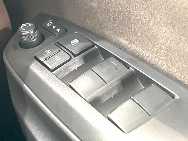 ヤリスクロス ハイブリッドＺ　純正８型ディスプレイオーディオ　ナビキット　全周囲カメラ　セーフティセンス　レーダークルーズ　禁煙車　２トーンカラー　ハーフレザーシート　パワーシート　ドラレコ　コーナーセンサー　ＬＥＤヘッド　ＥＴＣ（56枚目）