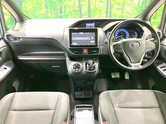 ヴォクシー ハイブリッドV 禁煙車 フリップダウンモニター 純正SDナビ 前席シートヒーター 置くだけ充電 電動スライドドア バックカメラ ドラレコ LEDヘッドライト ETC クルコン オートライト 純正15インチAW(2枚目)