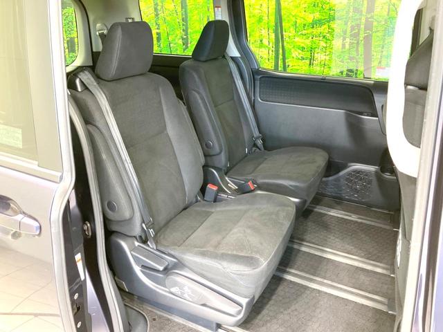 ヴォクシー ハイブリッドV 禁煙車 フリップダウンモニター 純正SDナビ 前席シートヒーター 置くだけ充電 電動スライドドア バックカメラ ドラレコ LEDヘッドライト ETC クルコン オートライト 純正15インチAW(11枚目)