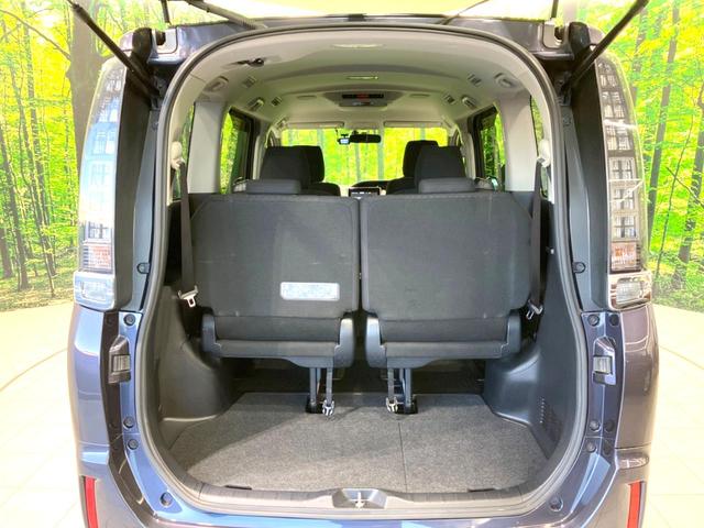 ヴォクシー ハイブリッドV 禁煙車 フリップダウンモニター 純正SDナビ 前席シートヒーター 置くだけ充電 電動スライドドア バックカメラ ドラレコ LEDヘッドライト ETC クルコン オートライト 純正15インチAW(13枚目)