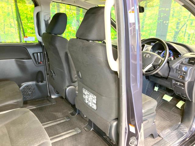 ヴォクシー ハイブリッドV 禁煙車 フリップダウンモニター 純正SDナビ 前席シートヒーター 置くだけ充電 電動スライドドア バックカメラ ドラレコ LEDヘッドライト ETC クルコン オートライト 純正15インチAW(28枚目)