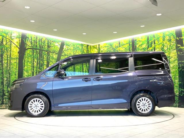 ヴォクシー ハイブリッドV 禁煙車 フリップダウンモニター 純正SDナビ 前席シートヒーター 置くだけ充電 電動スライドドア バックカメラ ドラレコ LEDヘッドライト ETC クルコン オートライト 純正15インチAW(62枚目)
