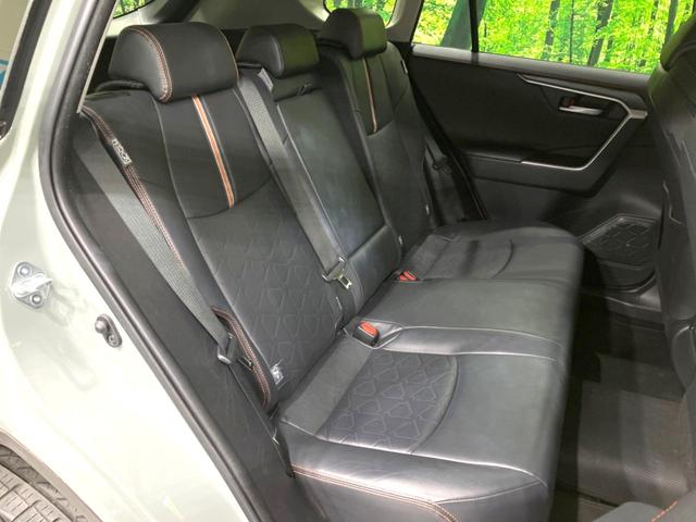後部座席も気になるようなキズ・汚れやへたり等、大きなダメージはなく、良好な状態です。
