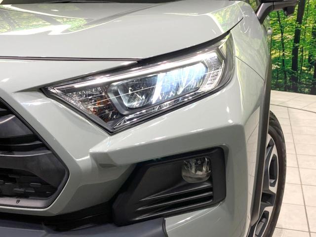 【ＬＥＤヘッドライト】悪天候や夜間走行時も良好な視界を確保し安心して運転できる高輝度ＬＥＤヘッドライトを装備！点灯速度が早く、消費電力も抑えられています。