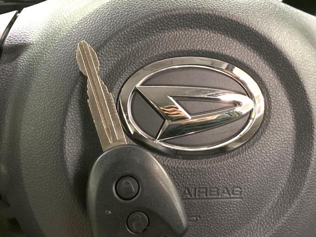 【キーレス】少し離れた場所からでもボタン一つでドアの開錠・施錠ができるのでとっても便利！ドアの鍵穴周りに傷をつけることもありません♪