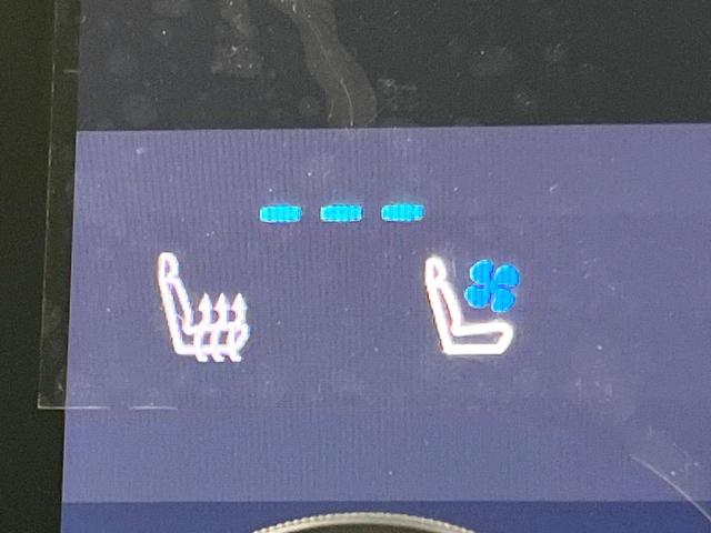 ヴェルファイアハイブリッド Ｚ　プレミア　禁煙車　左右独立ムーンルーフ　１４インチナビ付ディスプレイオーディオ　両側パワスラ　全周囲カメラ　電動リアゲート　デジタルインナーミラー　シートヒーター　シートベンチレーション　オットマン　ＢＳＭ（42枚目）