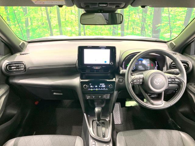 ヤリスクロス ハイブリッドＺ　純正８インチディスプレイオーディオ　全周囲カメラ　衝突被害軽減システム　レーダークルーズ　禁煙車　パワーシート　ドラレコ　スマートキー　ＬＥＤヘッド　ビルトインＥＴＣ　純正１８インチアルミ（2枚目）