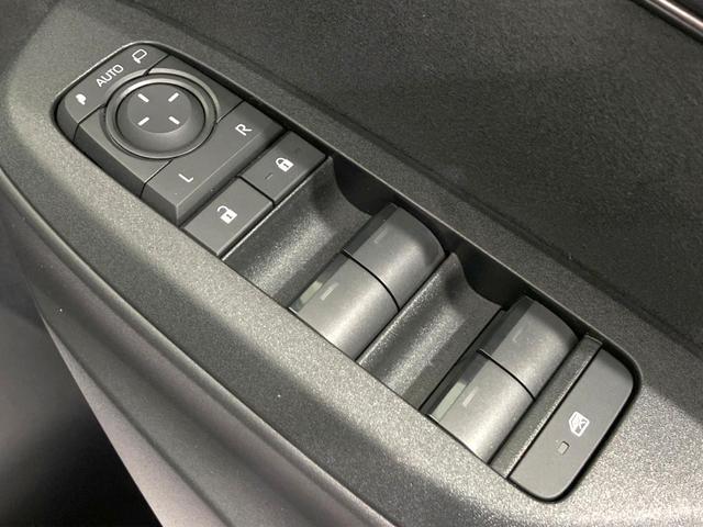 ヤリスクロス ハイブリッドＺ　純正８インチディスプレイオーディオ　全周囲カメラ　衝突被害軽減システム　レーダークルーズ　禁煙車　パワーシート　ドラレコ　スマートキー　ＬＥＤヘッド　ビルトインＥＴＣ　純正１８インチアルミ（26枚目）