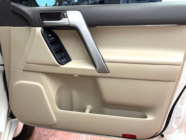 ランドクルーザープラド TX Lパッケージ マットブラックエディション 禁煙車 サンルーフ 後席モニター BIG-X9型ナビフルセグ 7人乗 レーダークルーズ 衝突警報装置 オートハイビーム シートベンチレーション パワーシート 横滑り防止 Bluetooth ETC(27枚目)