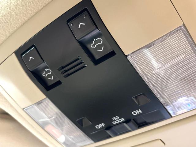 ランドクルーザープラド TX Lパッケージ マットブラックエディション 禁煙車 サンルーフ 後席モニター BIG-X9型ナビフルセグ 7人乗 レーダークルーズ 衝突警報装置 オートハイビーム シートベンチレーション パワーシート 横滑り防止 Bluetooth ETC(50枚目)