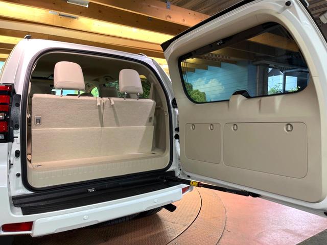 ランドクルーザープラド TX Lパッケージ マットブラックエディション 禁煙車 サンルーフ 後席モニター BIG-X9型ナビフルセグ 7人乗 レーダークルーズ 衝突警報装置 オートハイビーム シートベンチレーション パワーシート 横滑り防止 Bluetooth ETC(59枚目)