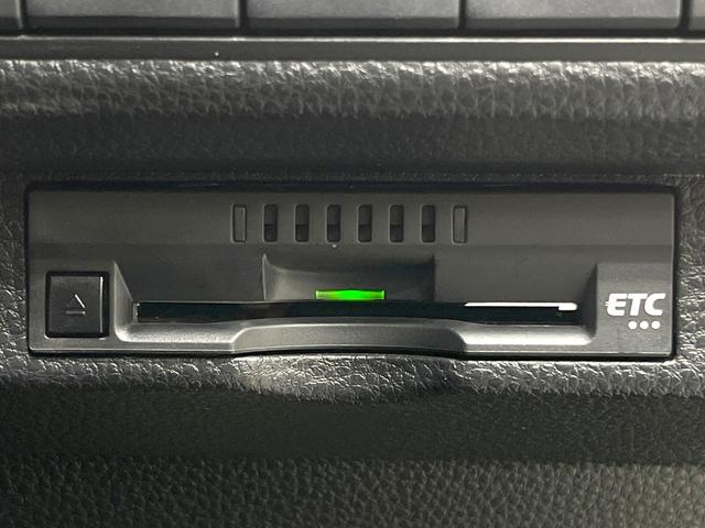 カローラツーリング ハイブリッド　ダブルバイビー　禁煙車　純正９型ディスプレイオーディオ　バックカメラ　衝突被害軽減ブレーキ　レーダークルーズコントロール　オートエアコン　ＥＴＣ　オートライト　ＬＥＤヘッドライト　純正１７インチＡＷ　スマートキー（8枚目）