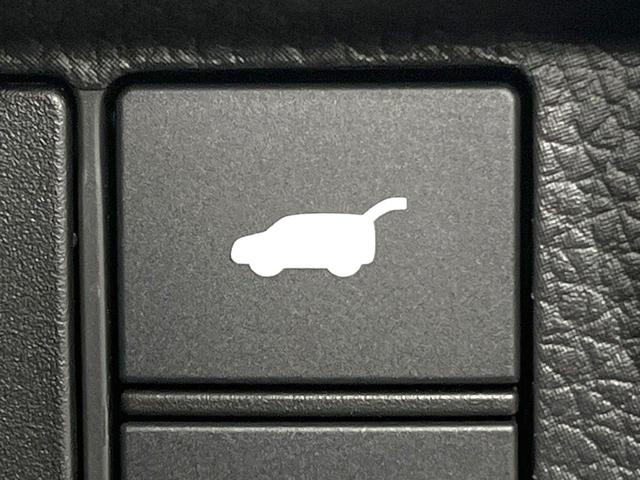 ステップワゴン ｅ：ＨＥＶスパーダ　禁煙車　純正１１．４インチナビ　両側電動ドア　バックカメラ　衝突被害軽減システム　電動リアゲート　シートヒーター　ハーフレザーシート　コーナーセンサー　ＬＥＤヘッド　車線逸脱警報　オートライト（7枚目）