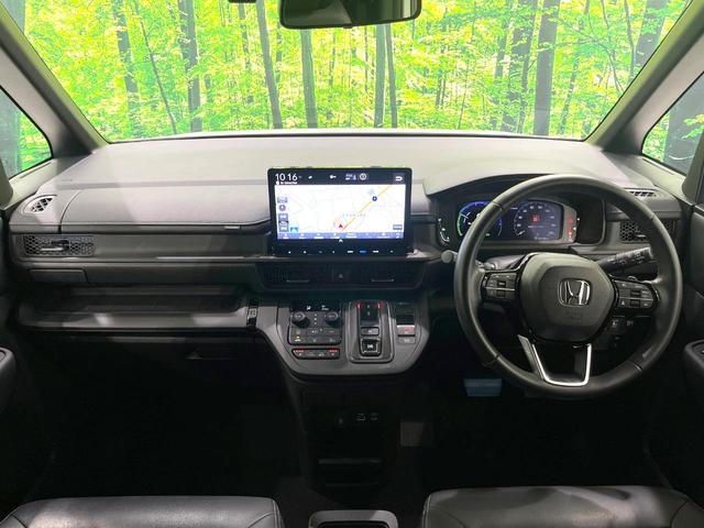 ステップワゴン ｅ：ＨＥＶスパーダ　禁煙車　両側電動ドア　後席モニター　純正１１．４型ナビ　バックカメラ　衝突被害軽減システム　レーダークルーズ　ＢＳＭ　電動リアゲート　ハーフレザー　前席シートヒーター　ドラレコ　コーナーセンサー（2枚目）