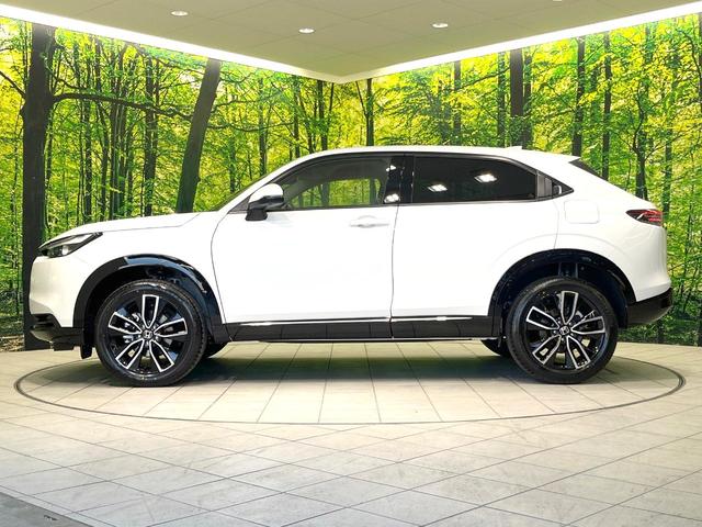 ヴェゼル ｅ：ＨＥＶ　Ｚ　登録済未使用車　純正８型ナビ　全周囲カメラ　衝突被害軽減システム　レーダークルーズ　ＢＳＭ　電動リアゲート　ハーフレザー　前席シートヒーター　ＬＥＤヘッド　ビルトインＥＴＣ　純正１８インチＡＷ（27枚目）