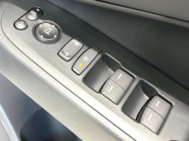 ヴェゼル ｅ：ＨＥＶ　Ｚ　登録済未使用車　純正８型ナビ　全周囲カメラ　衝突被害軽減システム　レーダークルーズ　ＢＳＭ　電動リアゲート　ハーフレザー　前席シートヒーター　ＬＥＤヘッド　ビルトインＥＴＣ　純正１８インチＡＷ（52枚目）