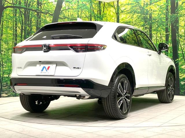 ヴェゼル ｅ：ＨＥＶ　Ｚ　登録済未使用車　９インチコネクトナビ　全周囲カメラ　衝突被害軽減システム　電動リアゲート　ハーフレザーシート　コーナーセンサー　スマートキー　ＬＥＤヘッド　ＥＴＣ２．０　純正１８インチアルミ（17枚目）