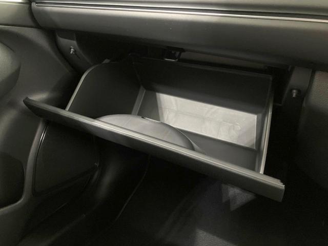 ヴェゼル ｅ：ＨＥＶ　Ｚ　登録済未使用車　９インチコネクトナビ　全周囲カメラ　衝突被害軽減システム　電動リアゲート　ハーフレザーシート　コーナーセンサー　スマートキー　ＬＥＤヘッド　ＥＴＣ２．０　純正１８インチアルミ（32枚目）