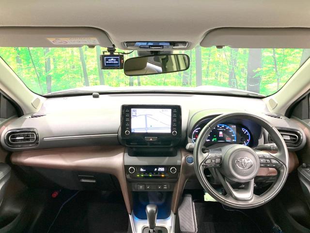 ヤリスクロス ハイブリッドZ 禁煙車 純正8インチディスプレイオーディオ 全周囲カメラ 衝突被害軽減システム レーダークルーズ パワーシート シートヒーター BSM ドラレコ ETC オートハイビーム LEDヘッド スマートキー(2枚目)