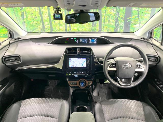 プリウス Sセーフティプラス 禁煙車 純正SDナビ バックカメラ 衝突被害軽減システム レーダークルーズ ドラレコ クリアランスソナー スマートキー LEDヘッド ビルトインETC オートハイビーム 車線逸脱警報 オートライト(2枚目)